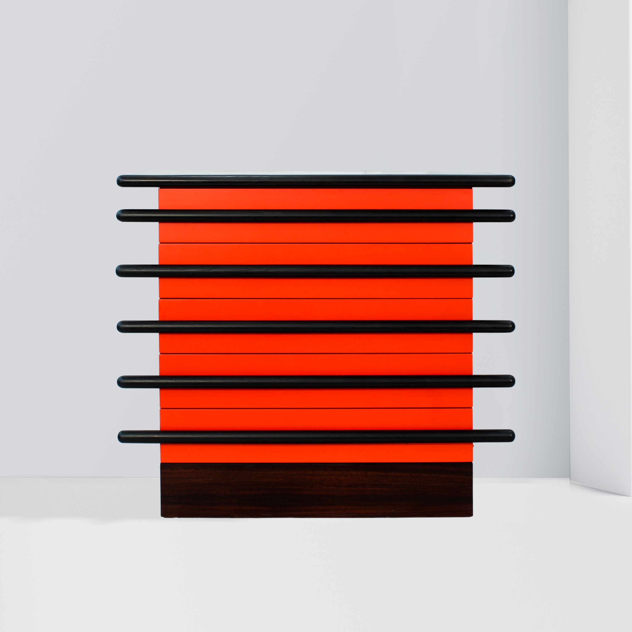 Ettore Sottsass, Cassettiera Mod. Bastonio CS 114 (prod. Poltronova), legno laccato, anni ’60