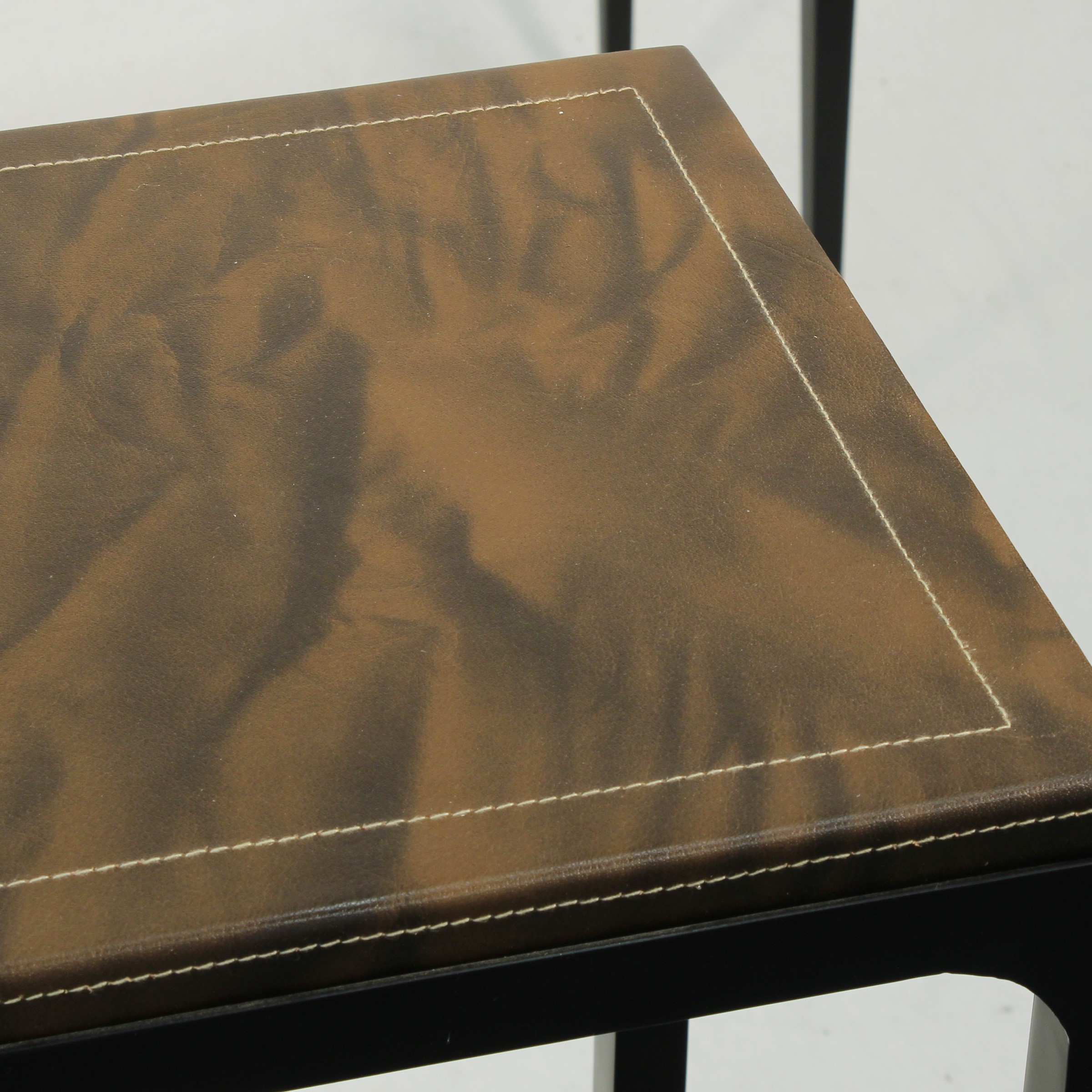 Comte, Consolle in metallo verniciato con piano in pelle, nello stile di, XX secolo