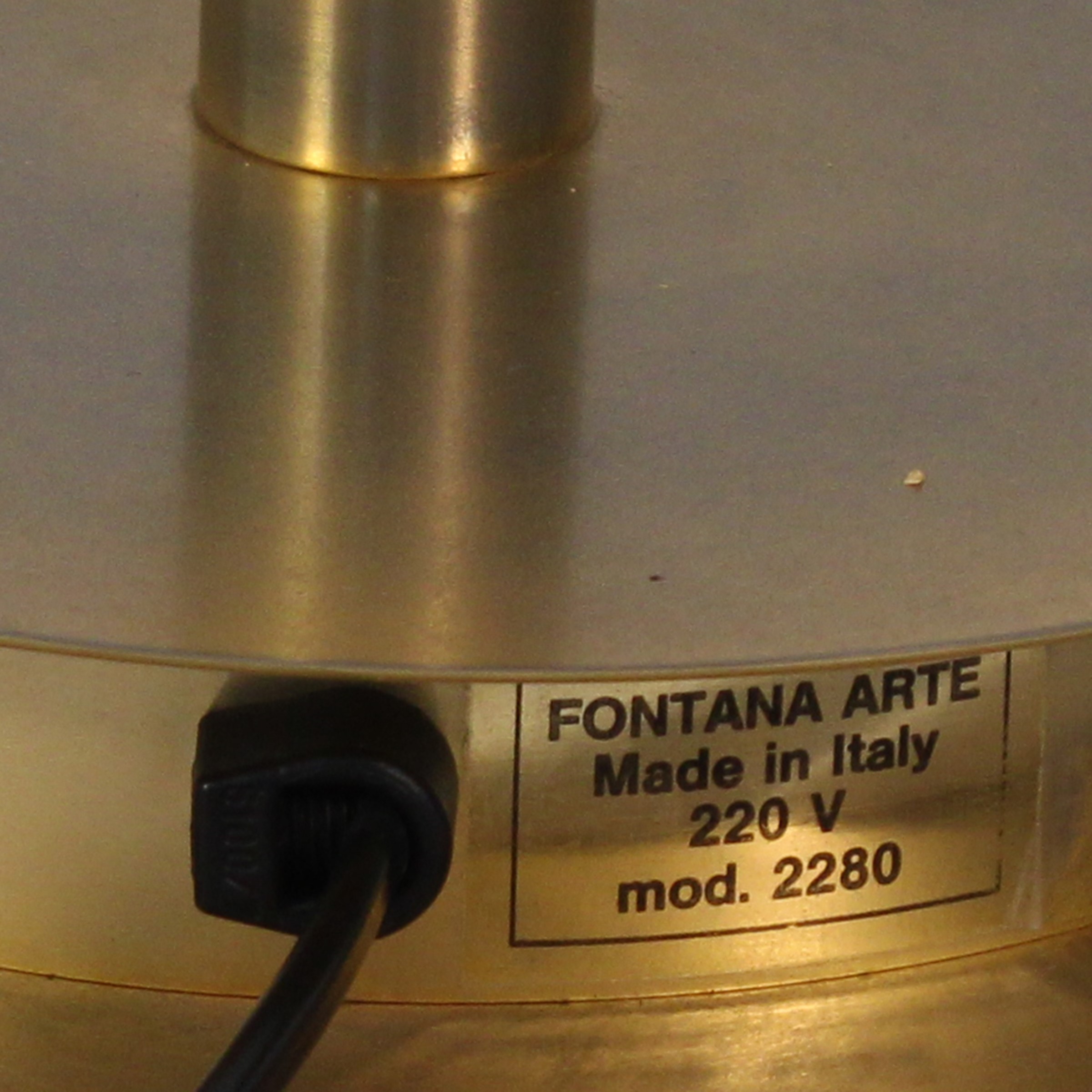 Fontana Arte, Lampada da tavolo mod. 2280 in ottone, metallo laccato e vetro di Murano