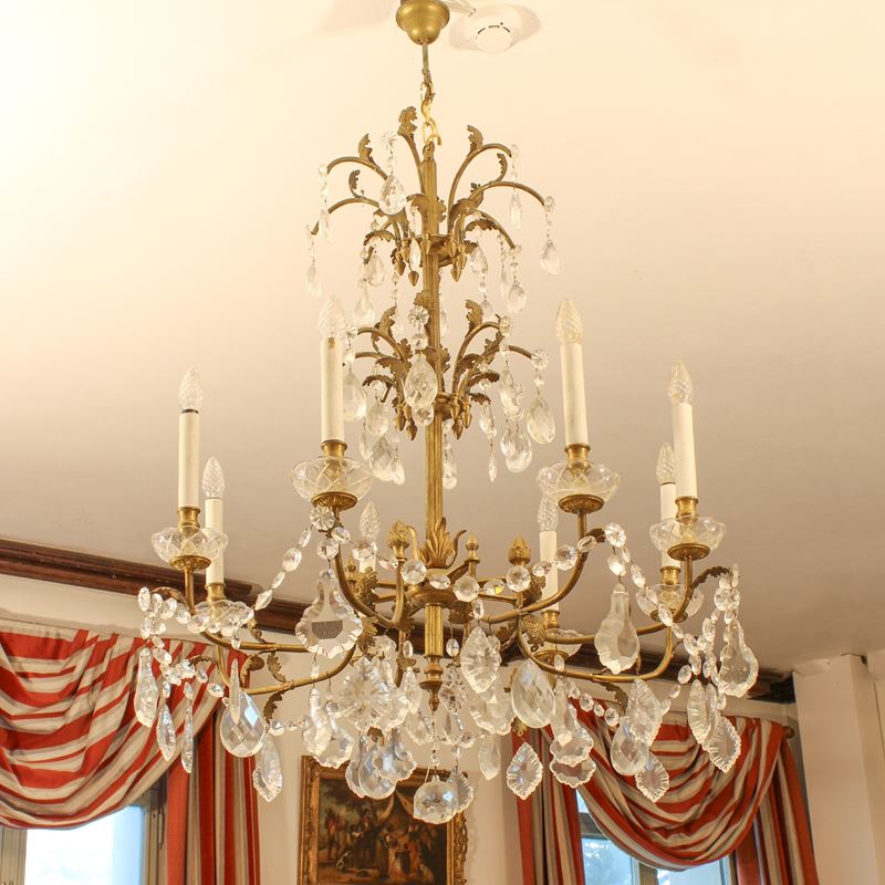 Lampadario a otto luci in bronzo e vetro  (Italia, XX sec.)  - Asta Gli Arredi di Villa "Le Marchesane" - San Luca Casa d'Aste