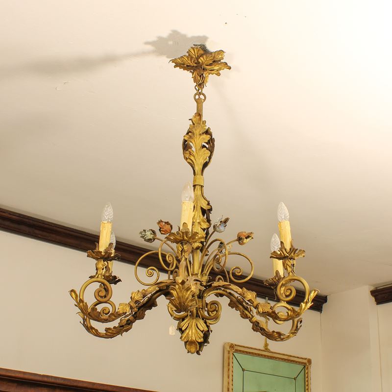 Lampadario a sei luci in ferro dorato  (Italia, XIX sec.)  - Asta Gli Arredi di Villa "Le Marchesane" - San Luca Casa d'Aste