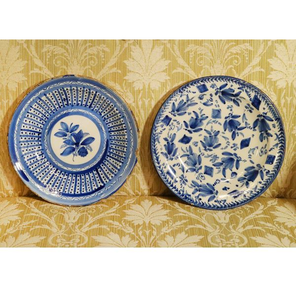 Due piatti in maiolica