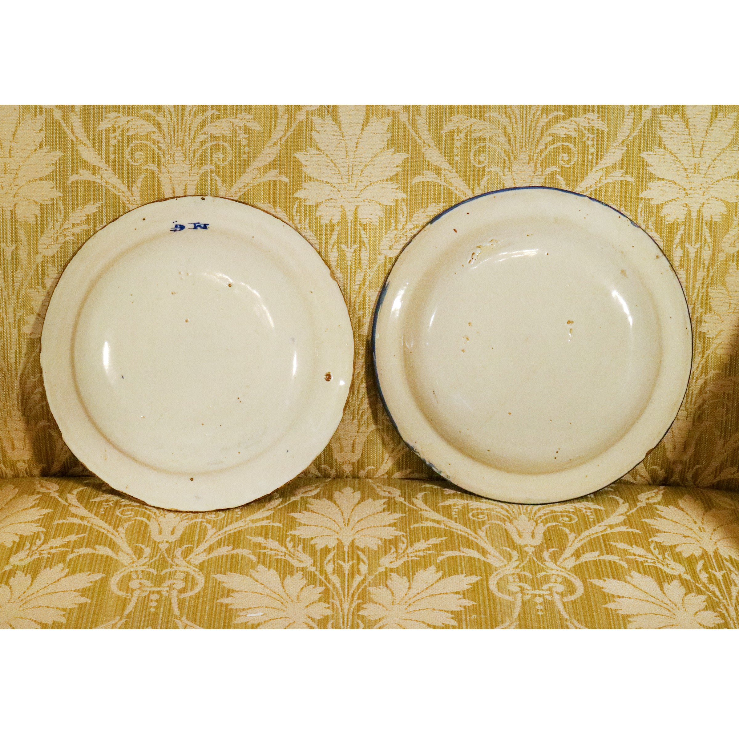 Due piatti in maiolica