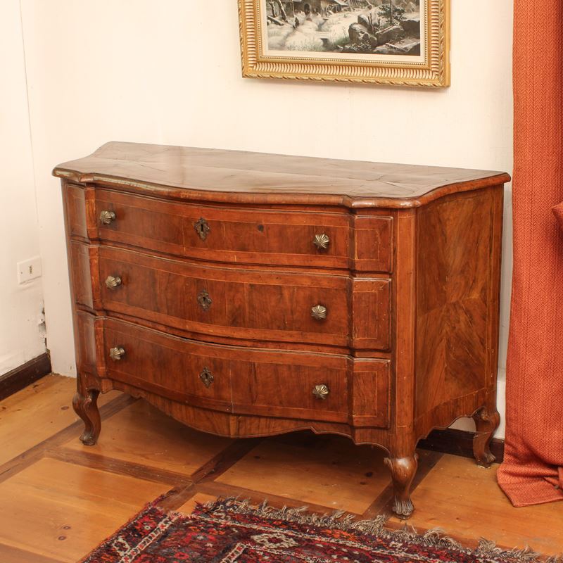 Cassettone in noce  (Italia, XVIII sec.)  - Asta Gli Arredi di Villa "Le Marchesane" - San Luca Casa d'Aste