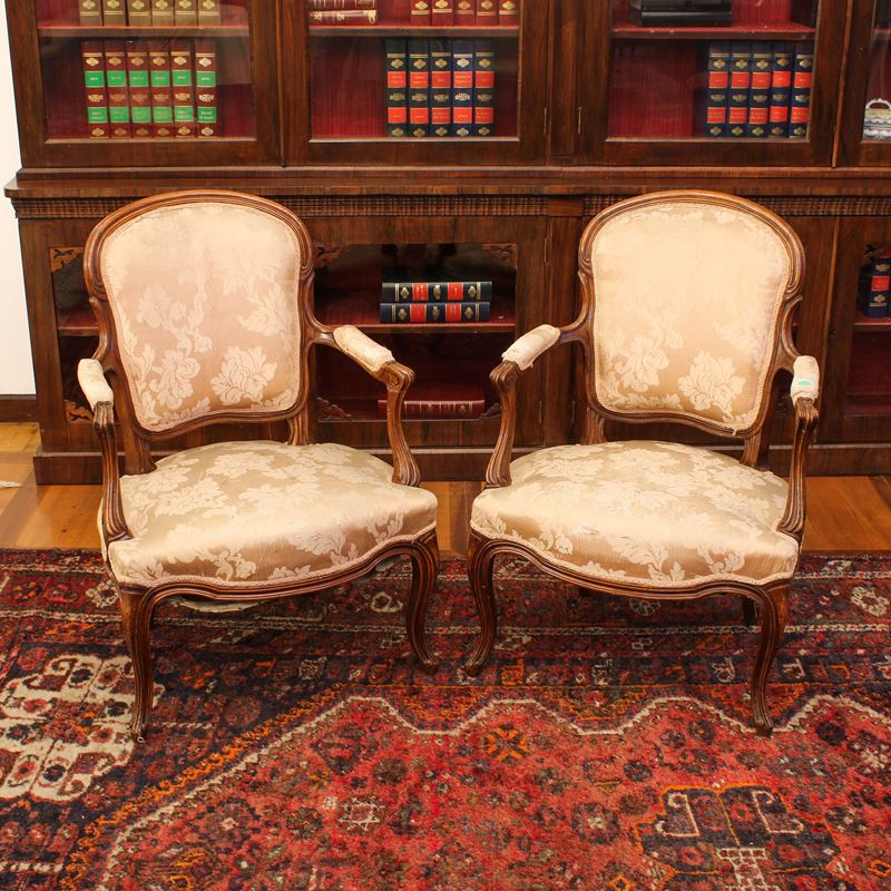Coppia di poltrone in noce  (Italia, XIX sec.)  - Asta Gli Arredi di Villa "Le Marchesane" - San Luca Casa d'Aste