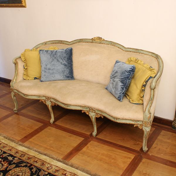 Divanetto in legno laccato e dorato