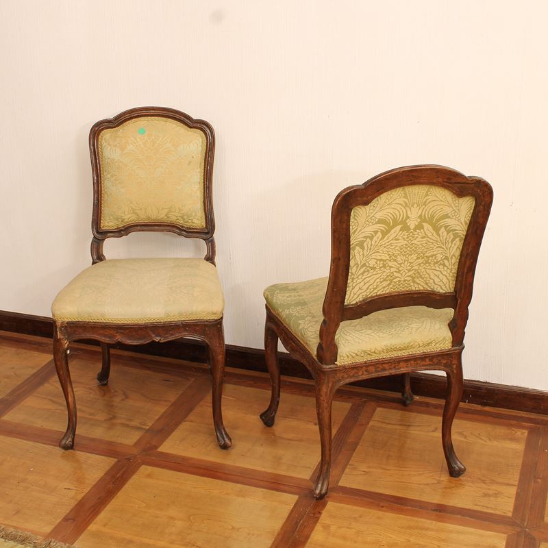 Coppia di sedie in noce  (Italia, XVIII sec.)  - Asta Gli Arredi di Villa "Le Marchesane" - San Luca Casa d'Aste