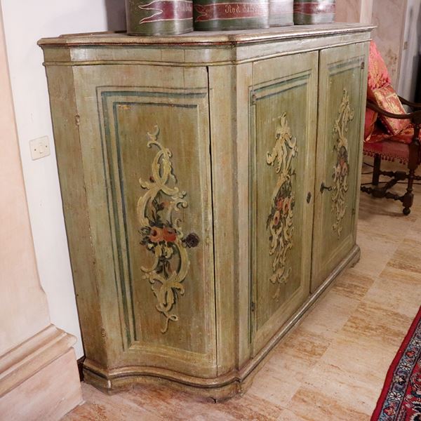 Credenza scantonata in legno laccato
