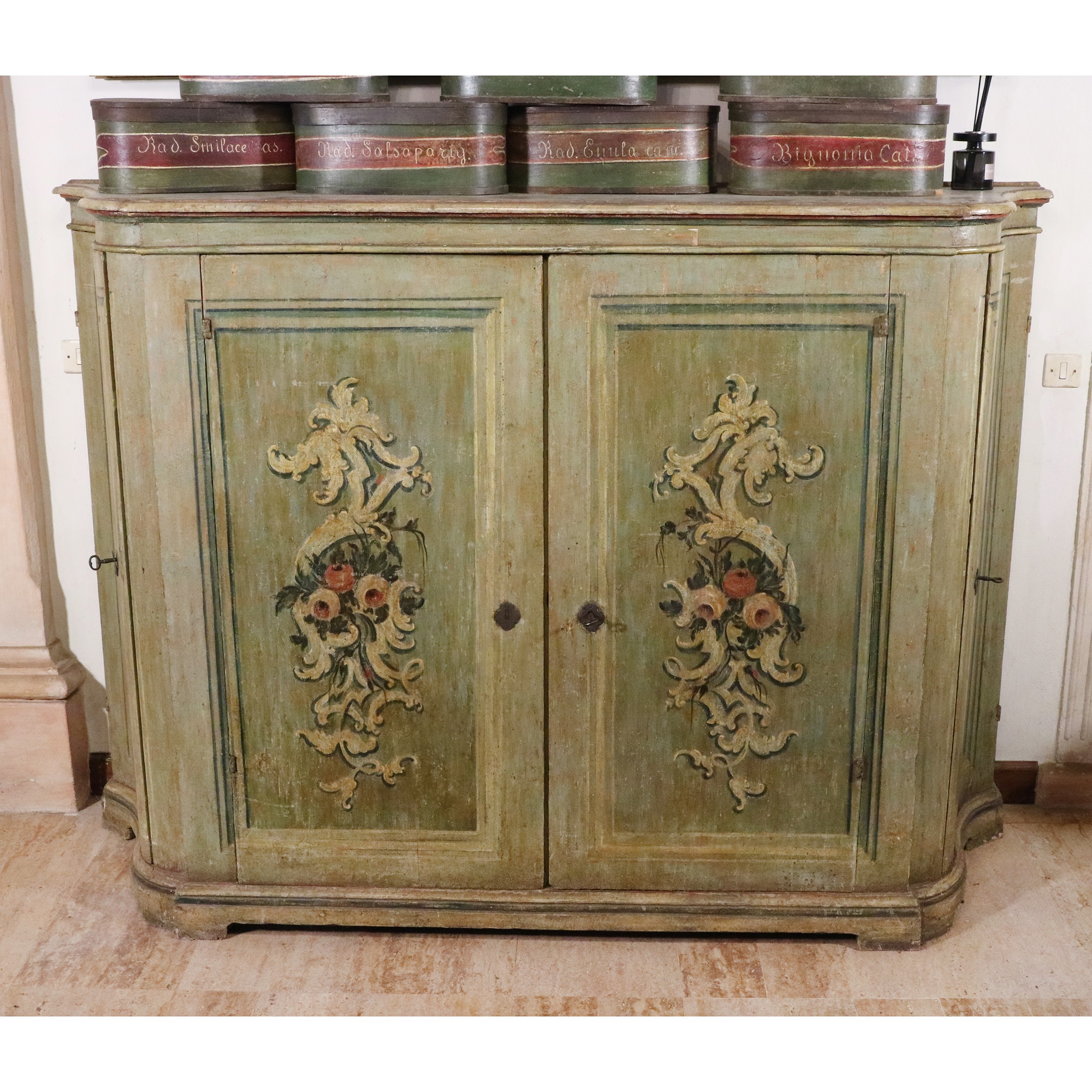 Credenza scantonata in legno laccato