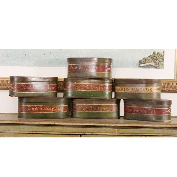 Sette scatole in legno laccato
