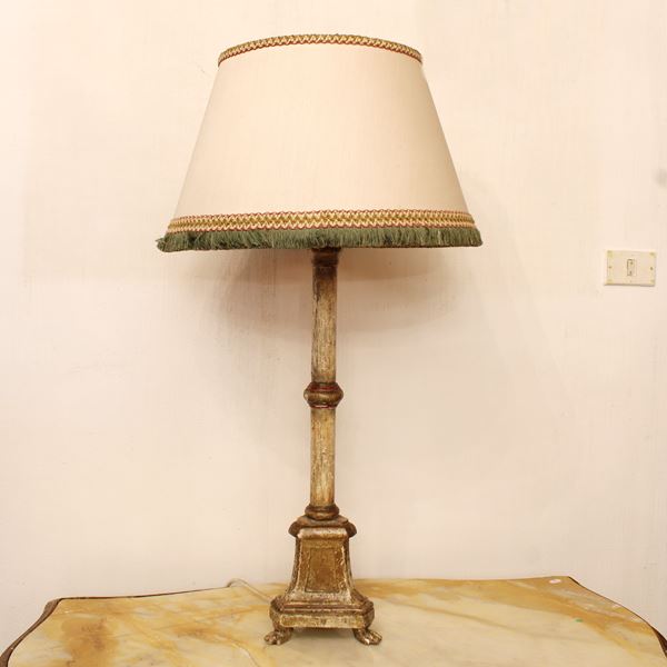 Lampada da tavolo in legno laccato