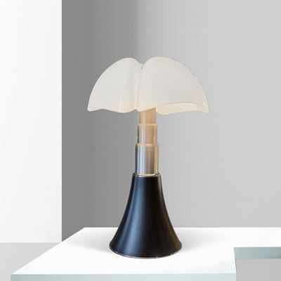 Gae Aulenti, Lampada da tavolo «Pipistrello» (produzione Martinelli Luce), metallo verniciato e d...