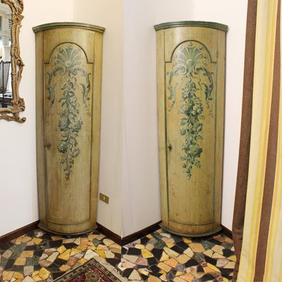 Coppia di Angoliere in Legno Laccato