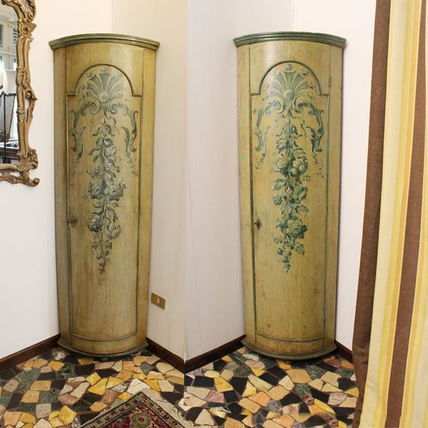 Coppia di angoliere in legno laccato
