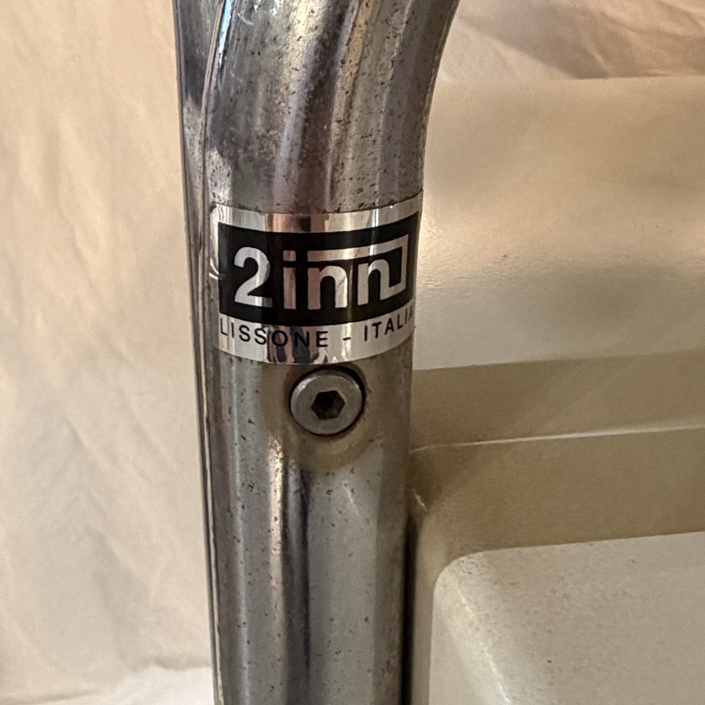 Prod. 2 INN, Scrivania in vetroresina con etichetta di produzione, anni '70