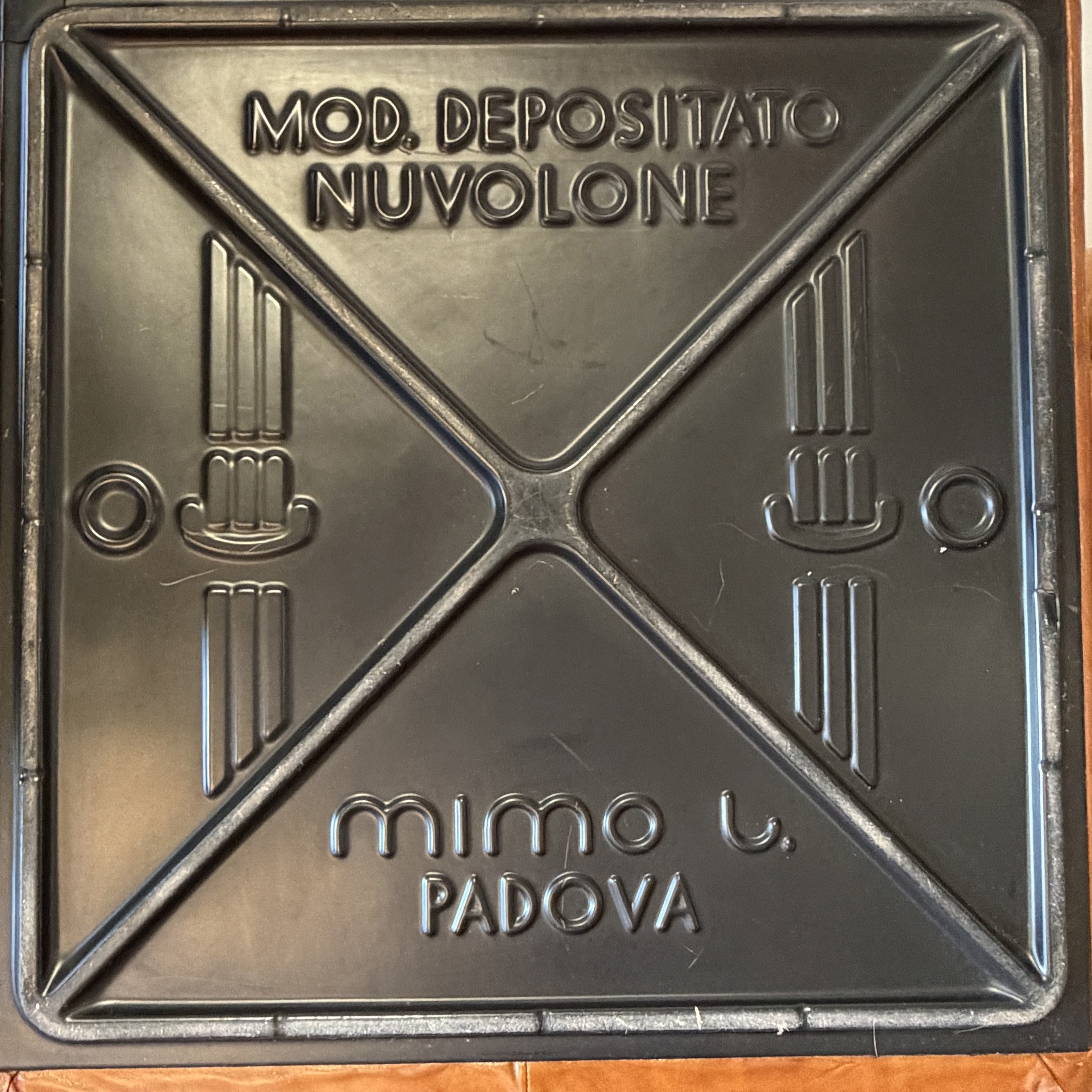 Rino Maturi, Sistema modulare con tre poltrone modello Nuvolone in pelle (produzione Mimo, Padova...