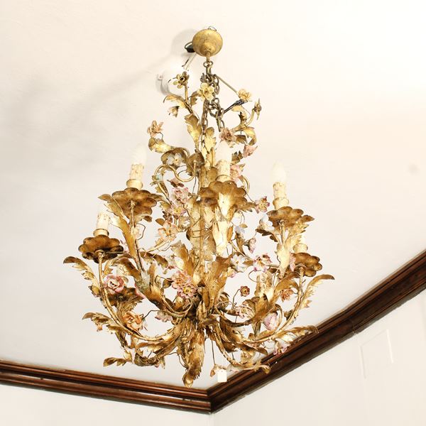 Lampadario a otto luci in ferro dorato