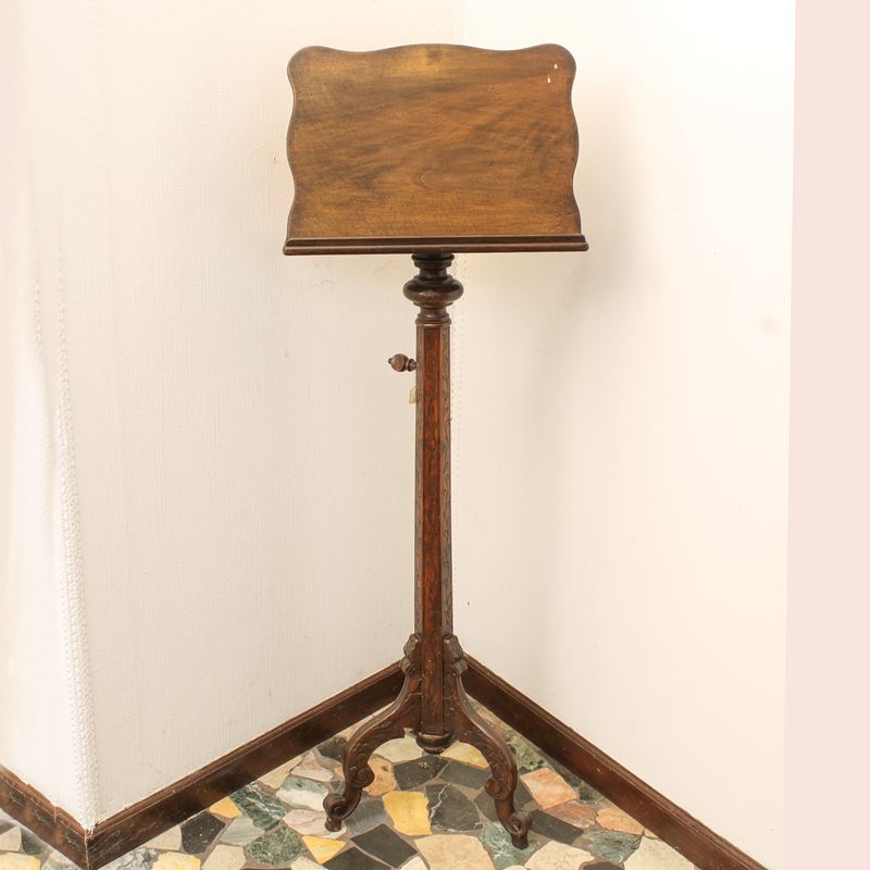 Leggio in noce  (Italia, XIX sec.)  - Asta Gli Arredi di Villa "Le Marchesane" - San Luca Casa d'Aste