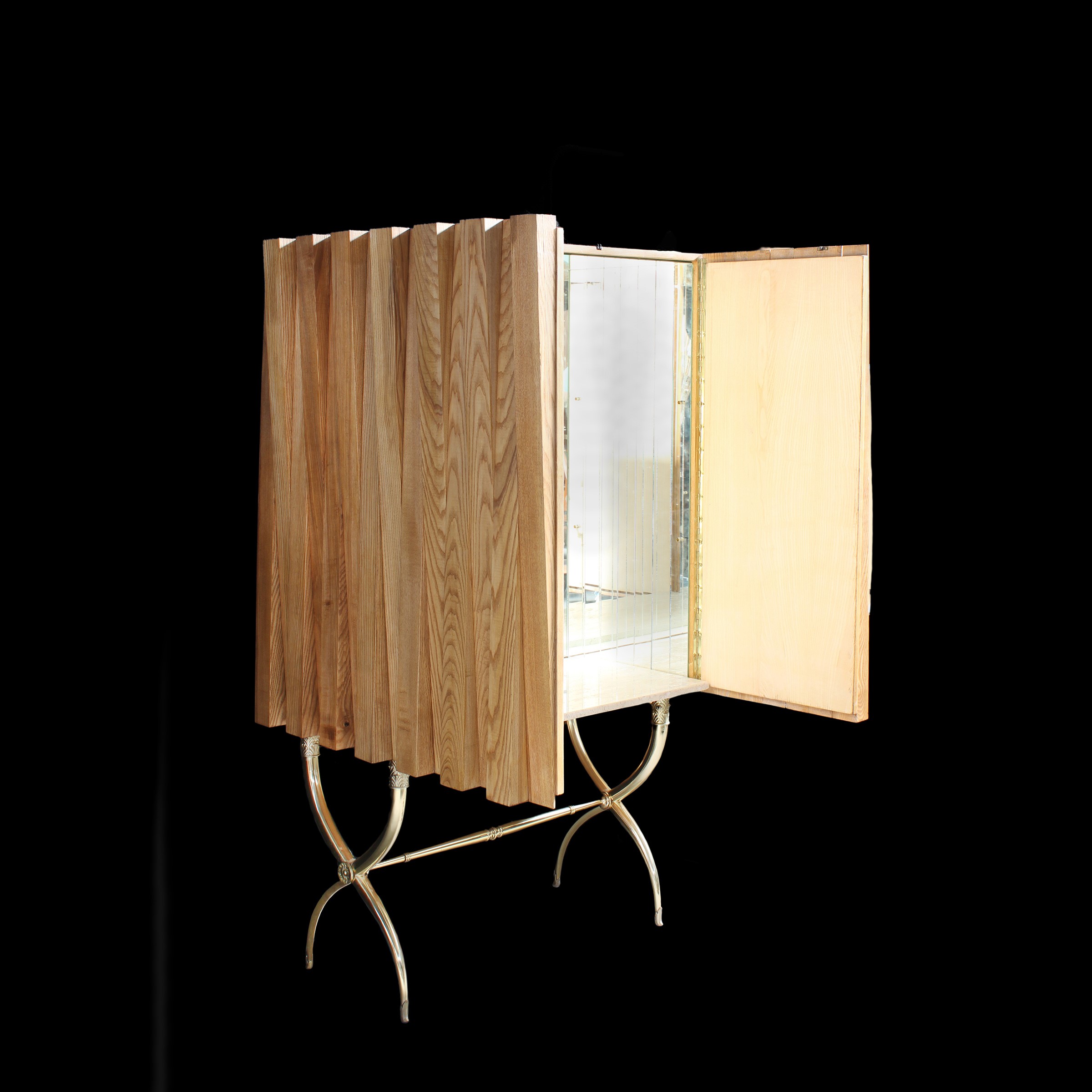 Mobile bar, frassino e ottone con specchi e piano in marmo (anni ’70-’80)