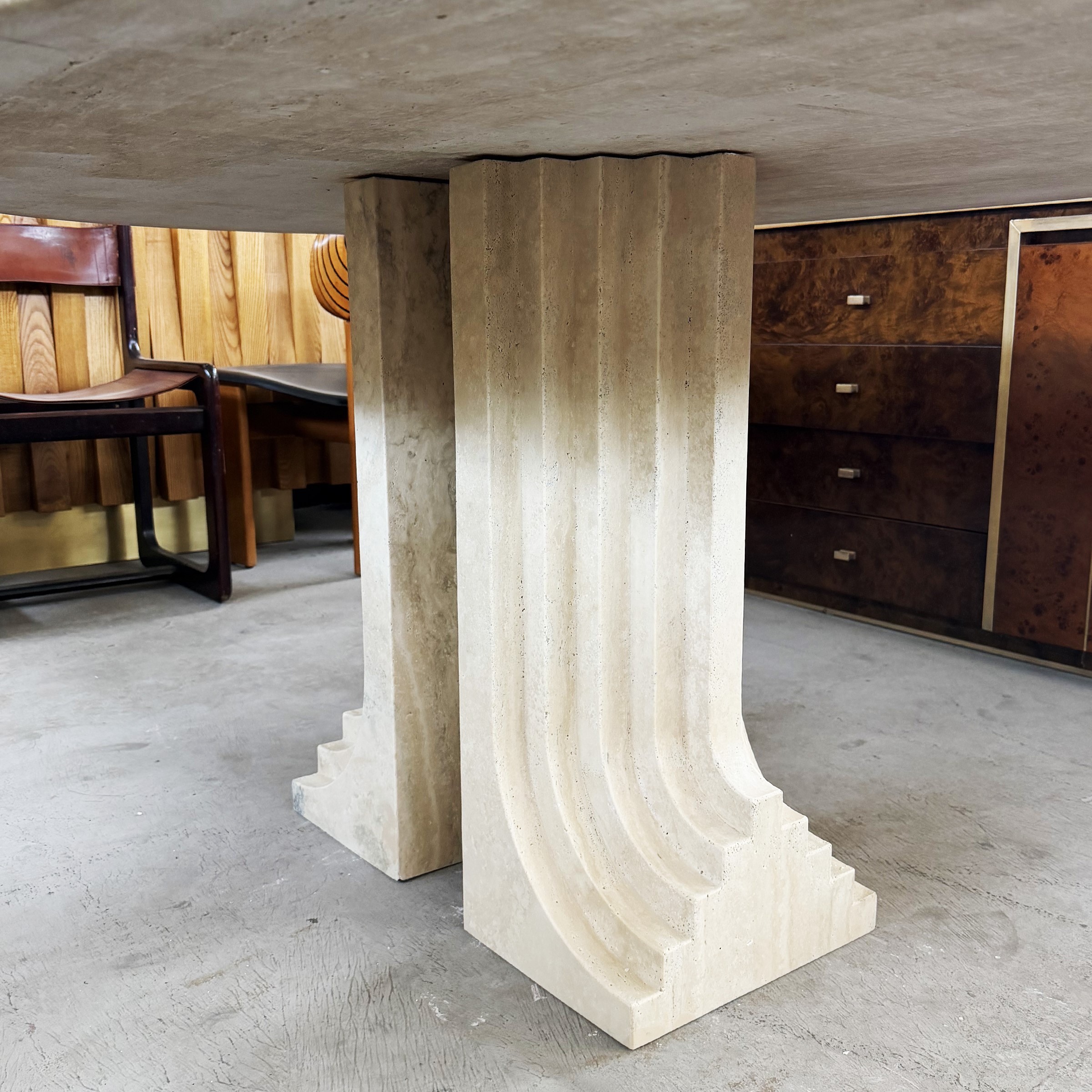 Carlo Scarpa, Tavolo in travertino modello “Samo” (produzione “Simon”), anni ’70