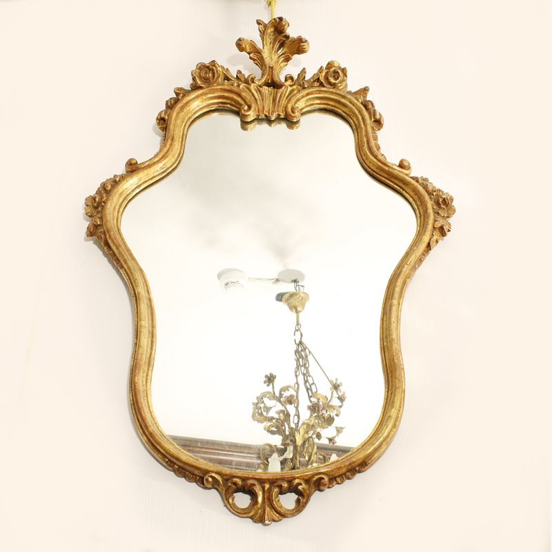 ♦ Specchiera in legno dorato  (Italia, XX sec.)  - Asta Gli Arredi di Villa "Le Marchesane" - San Luca Casa d'Aste