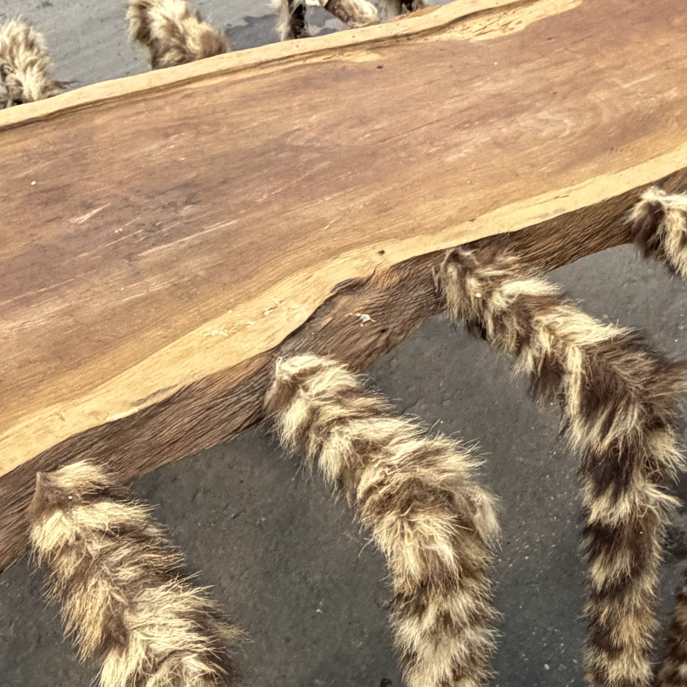 Manifattura italiana, tavolino con piano in legno e sostegni sagomati a zampe animali rivestiti i...