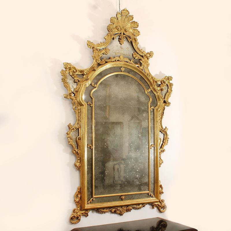♦ Grande specchiera in legno dorato  (Italia, XX sec.)  - Asta Gli Arredi di Villa "Le Marchesane" - San Luca Casa d'Aste