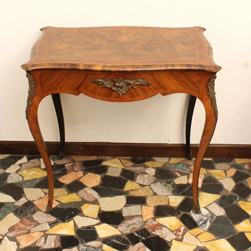Tavolino in radica e bois de rose  (Francia, XIX sec.)  - Asta Gli Arredi di Villa "Le Marchesane" - San Luca Casa d'Aste