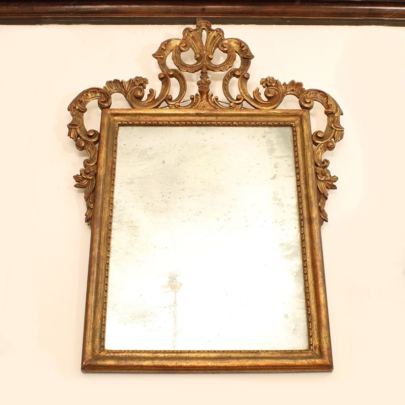 ♦ Specchiera in legno dorato  (Italia, XX sec.)  - Asta Gli Arredi di Villa "Le Marchesane" - San Luca Casa d'Aste