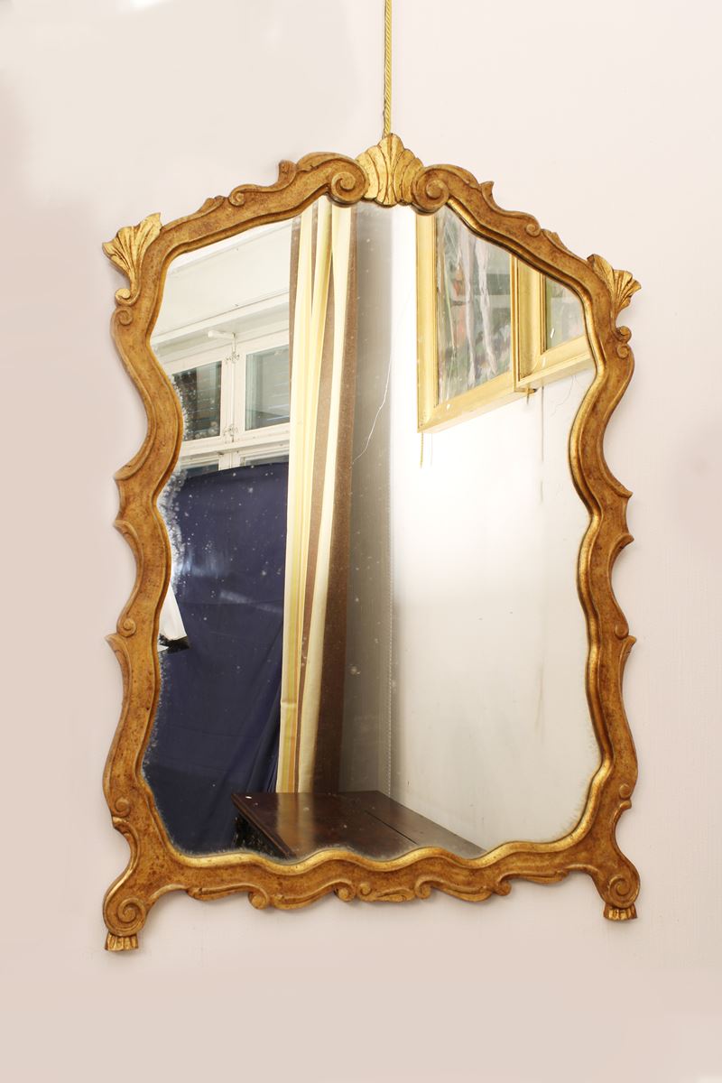 ♦ Specchiera in legno dorato  (Italia, XX sec.)  - Asta Gli Arredi di Villa "Le Marchesane" - San Luca Casa d'Aste