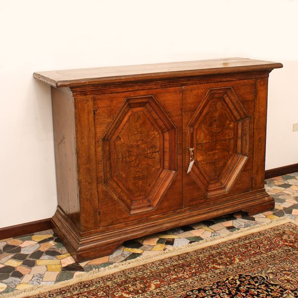 ♦ Credenza in noce