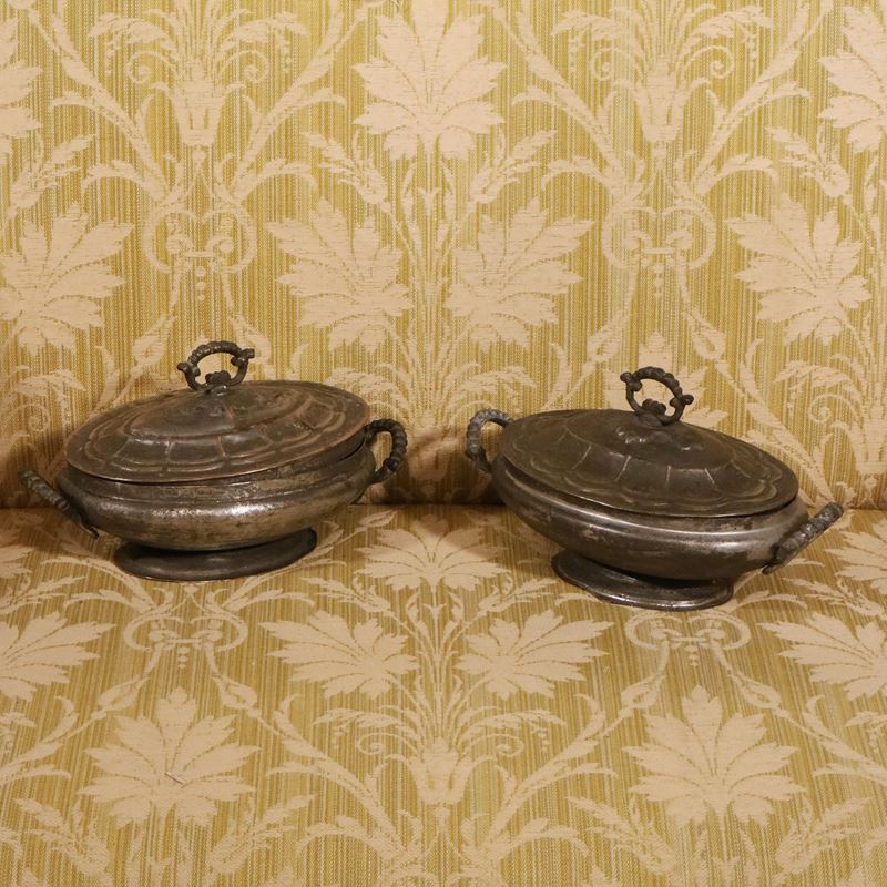 Coppia di legumiere in peltro  (Italia, XIX-XX sec.)  - Asta Gli Arredi di Villa "Le Marchesane" - San Luca Casa d'Aste