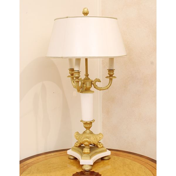 Lampada da tavolo a tre luci in bronzo e marmo bianco
