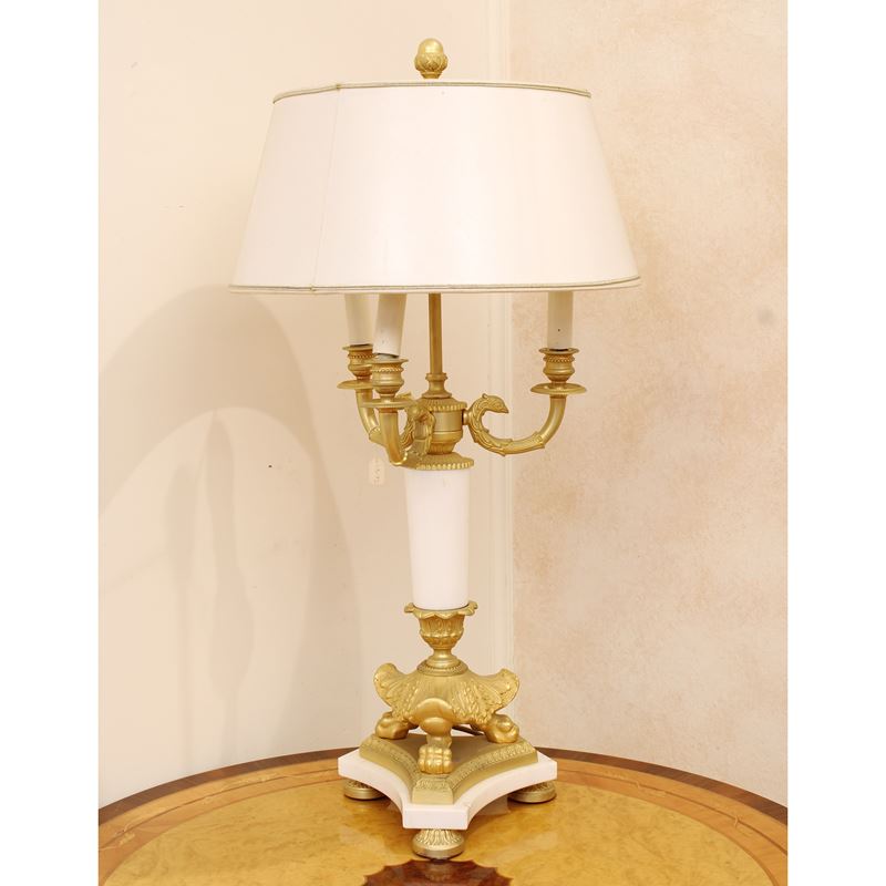 Lampada da tavolo a tre luci in bronzo e marmo bianco  (Italia, XX sec.)  - Asta Gli Arredi di Villa "Le Marchesane" - San Luca Casa d'Aste