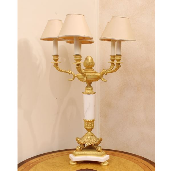 Lampada da tavolo a cinque luci in bronzo e marmo bianco