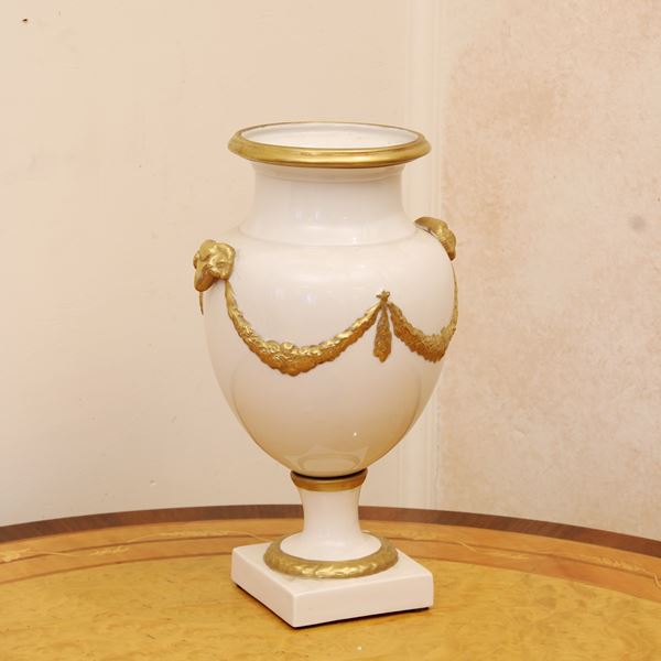 Vaso in porcellana bianca e dorata