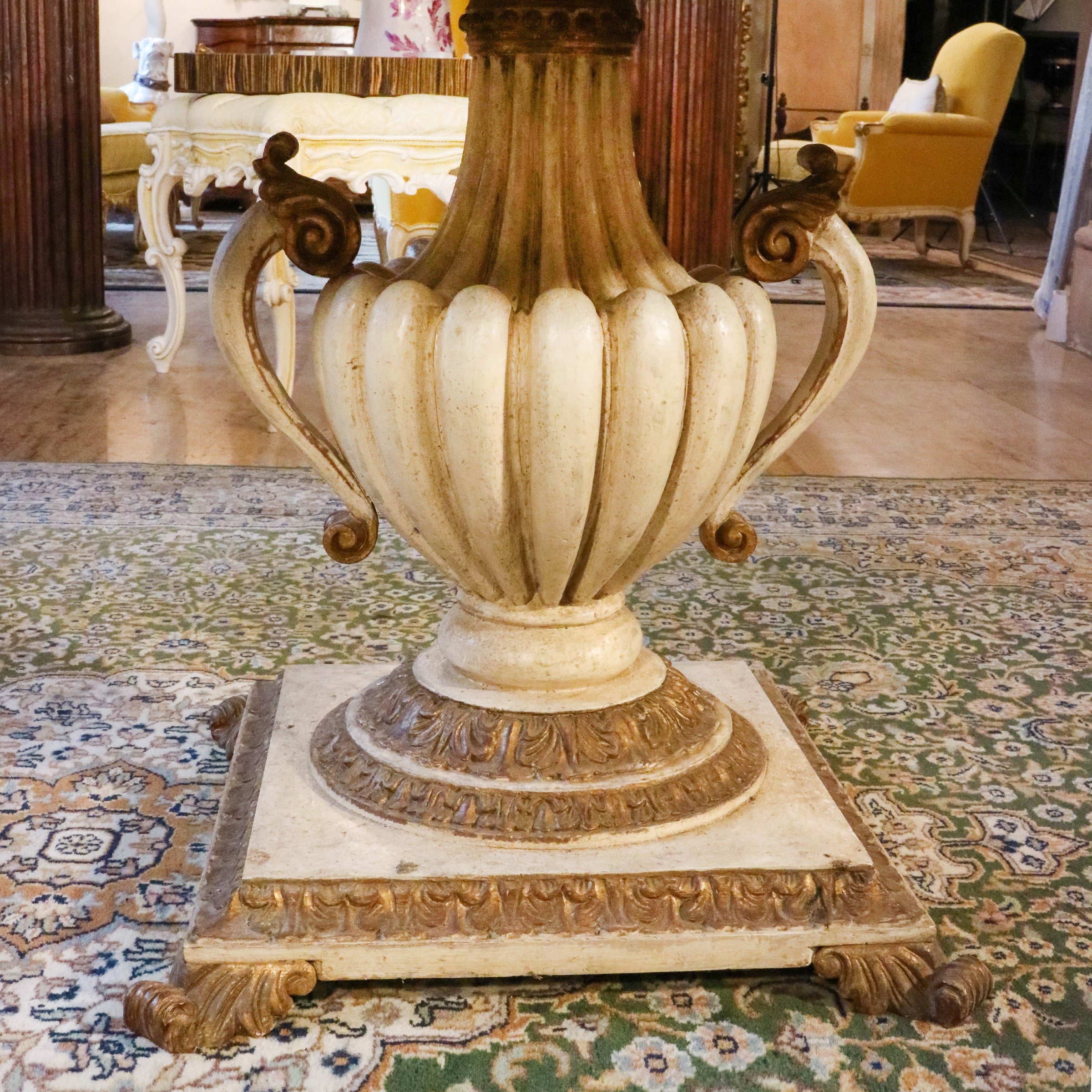 ♦ Tavolo in legno laccato e dorato