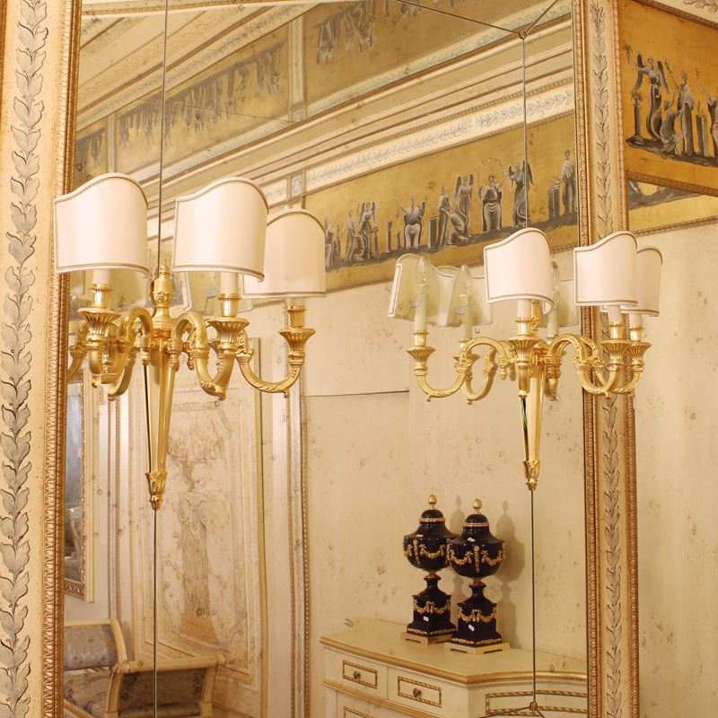Coppia di appliques a tre luci  (Francia, XX sec.)  - Asta Gli Arredi di Villa "Le Marchesane" - San Luca Casa d'Aste