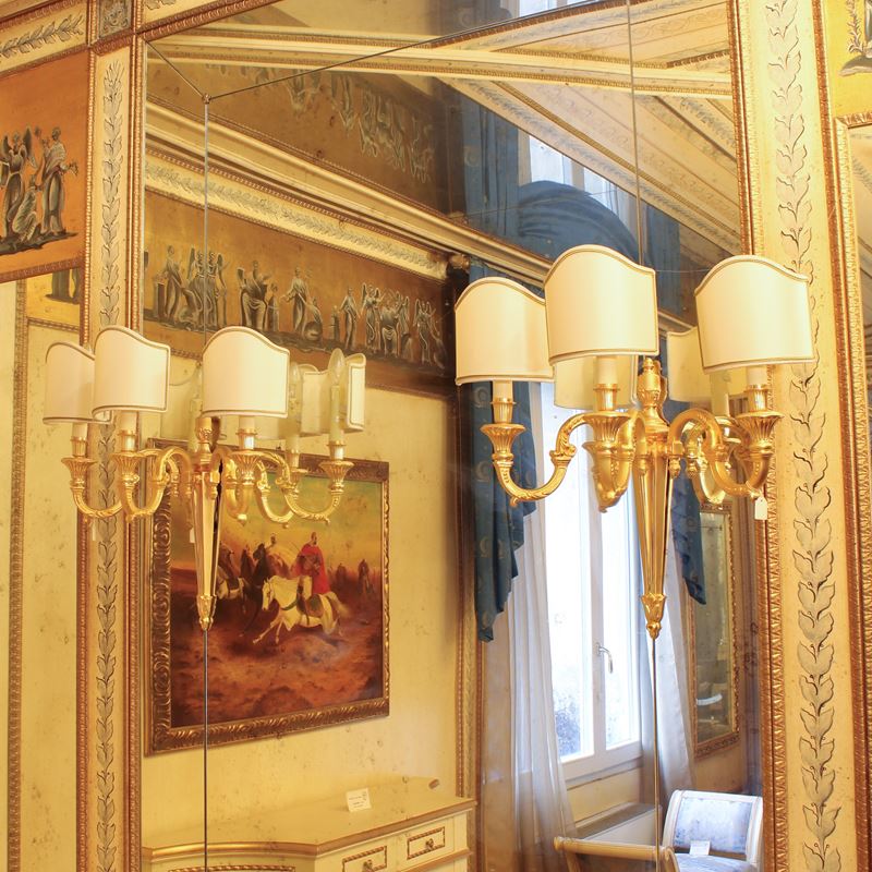 Coppia di appliques a tre luci  (Francia, XX sec.)  - Asta Gli Arredi di Villa "Le Marchesane" - San Luca Casa d'Aste
