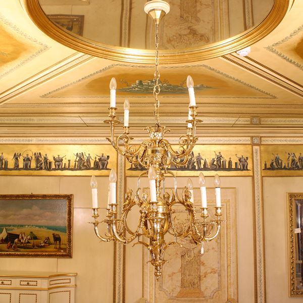 Lampadario a dodici luci in bronzo dorato