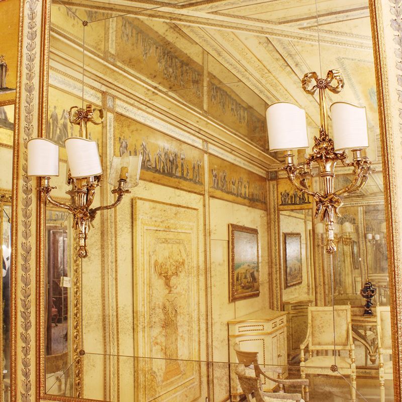 Coppia di appliques a due luci in bronzo dorato  (Italia, XX sec.)  - Asta Gli Arredi di Villa "Le Marchesane" - San Luca Casa d'Aste