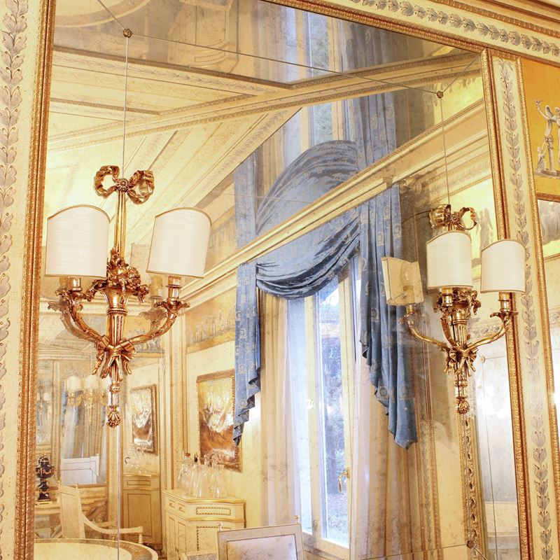 Coppia di appliques a due luci in bronzo dorato  (Italia, XX sec.)  - Asta Gli Arredi di Villa "Le Marchesane" - San Luca Casa d'Aste