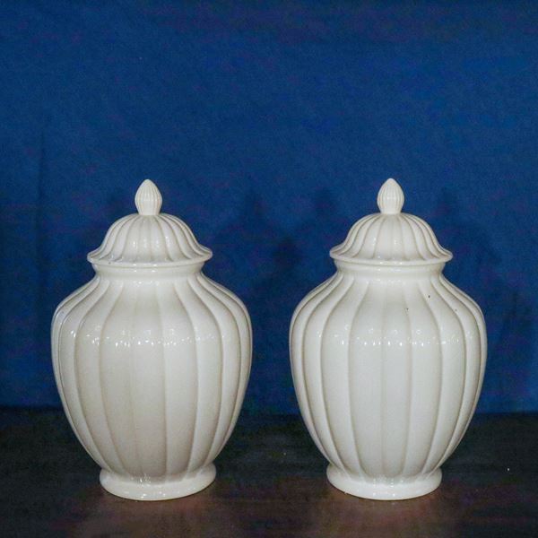♦ Coppia di vasi in ceramica bianca