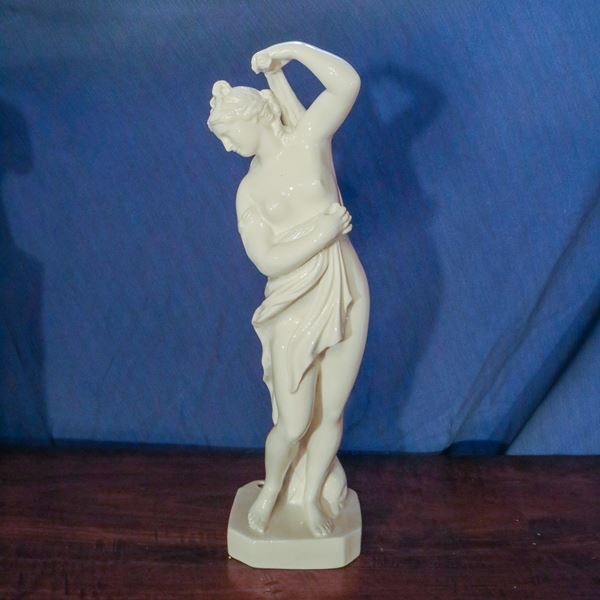 ♦ Scultura in ceramica bianca