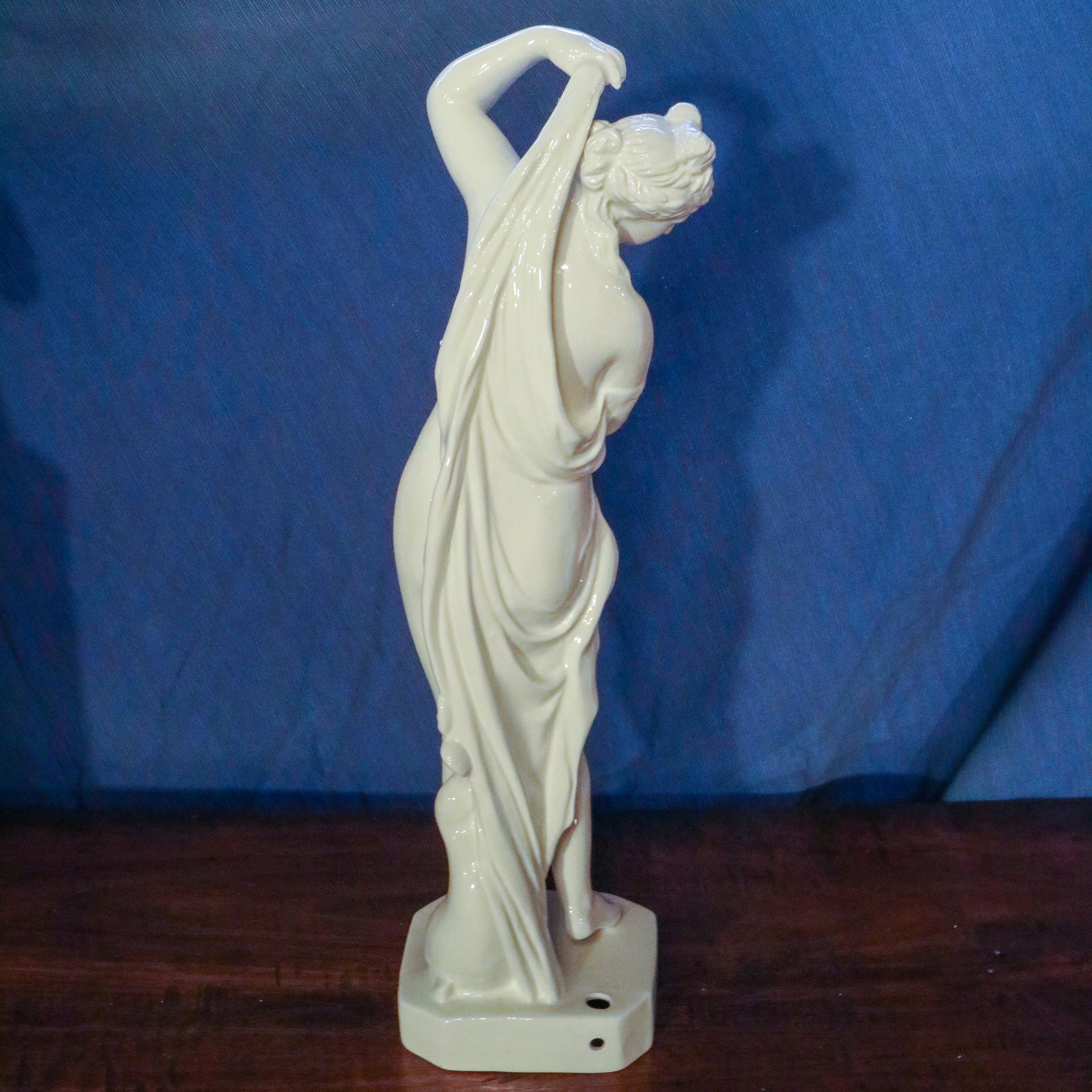 ♦ Scultura in ceramica bianca