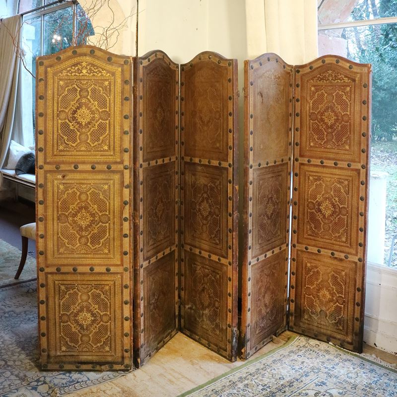 Paravento a cinque ante in cuoio  (Italia, XIX-XX sec.)  - Asta Gli Arredi di Villa "Le Marchesane" - San Luca Casa d'Aste
