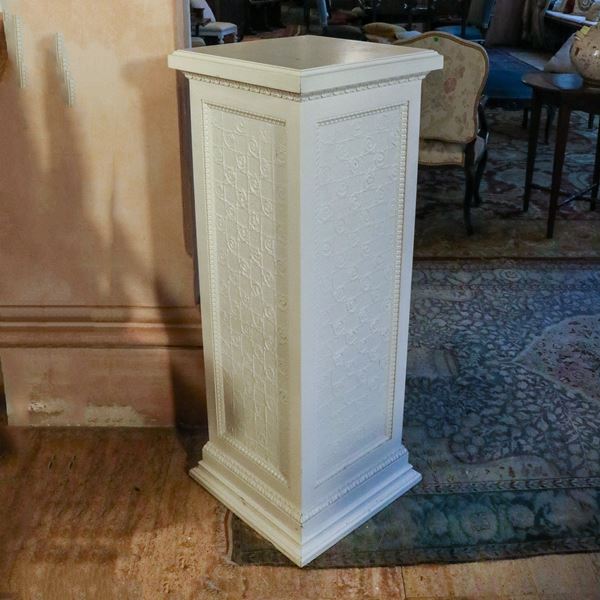 ♦ Base in legno laccato