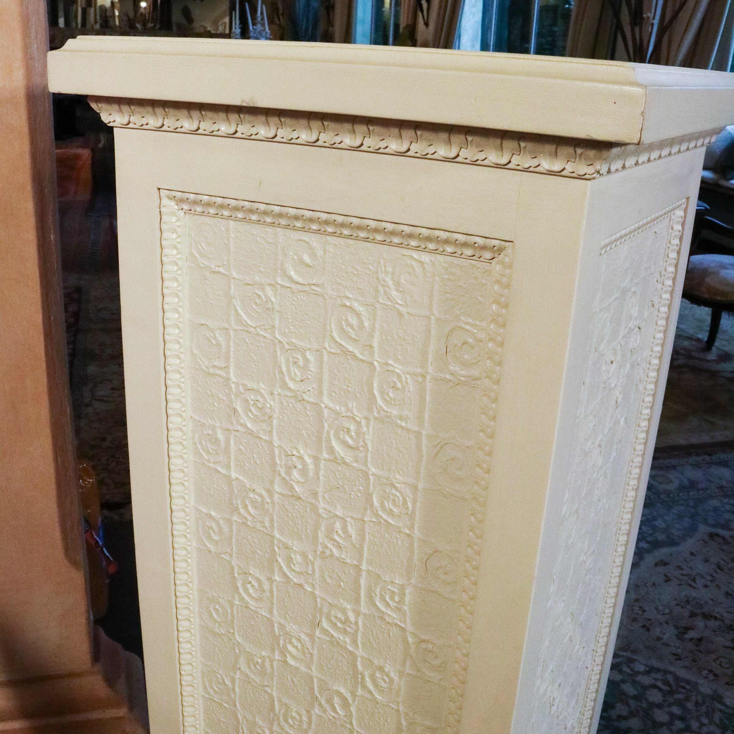 ♦ Base in legno laccato